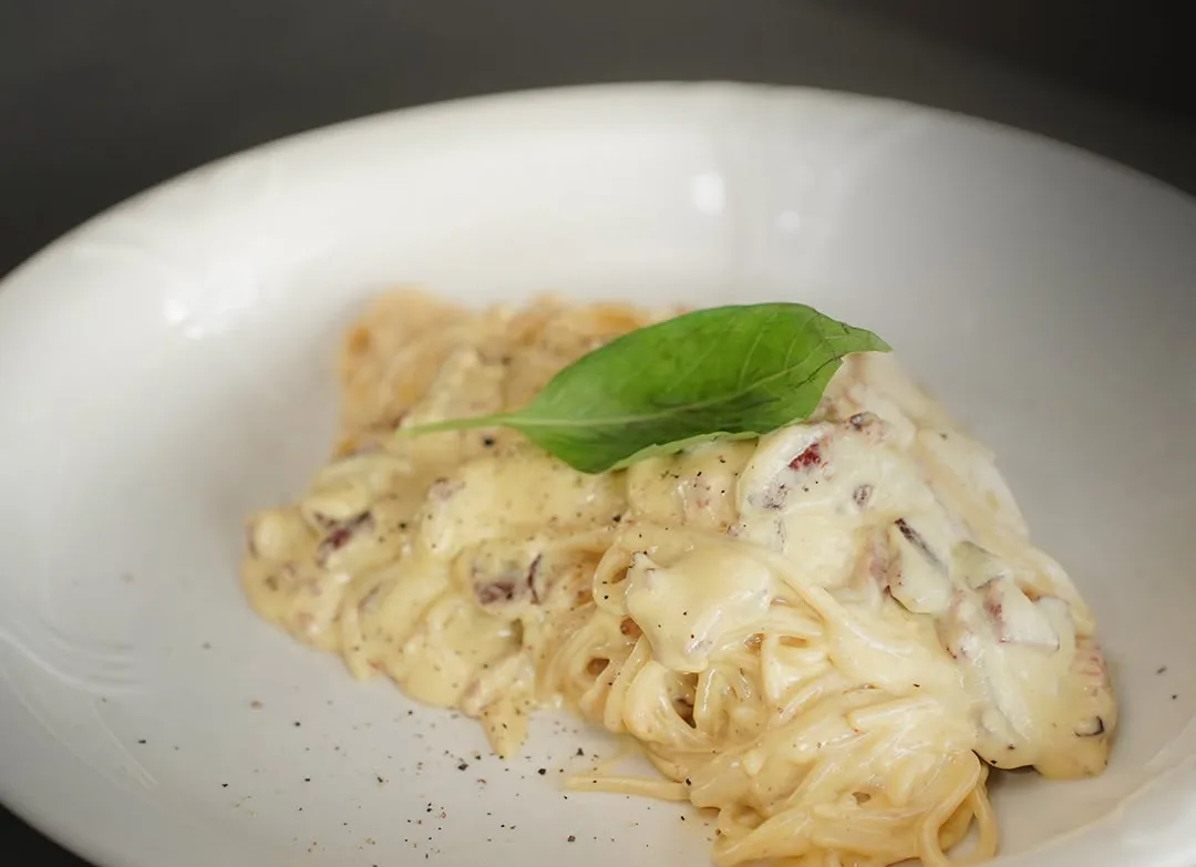 Creamy pasta with basil
